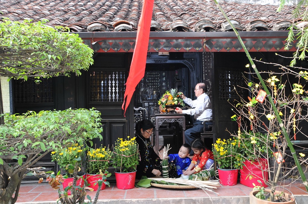Dọn dẹp nhà cửa trong ngày Tết là một phong tục truyền thống có ý nghĩa lớn trong văn hóa Việt Nam. Nó mang đến sự xóa tan đi những rác rưởi, thanh lọc không khí và mang lại may mắn, hạnh phúc cho gia đình. Hãy tôn trọng và giữ gìn sự đẹp đẽ của phong tục này để truyền lại cho thế hệ sau.